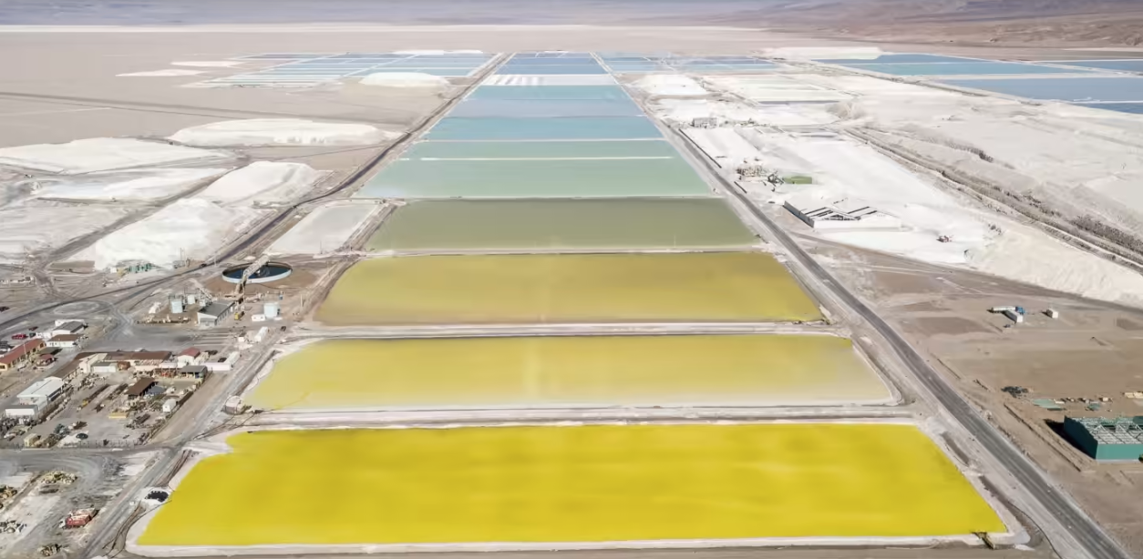 Bể nước muối tại một mỏ lithium Albemarle ở vùng Antofagasta của Chile. Ảnh: Bloomberg.