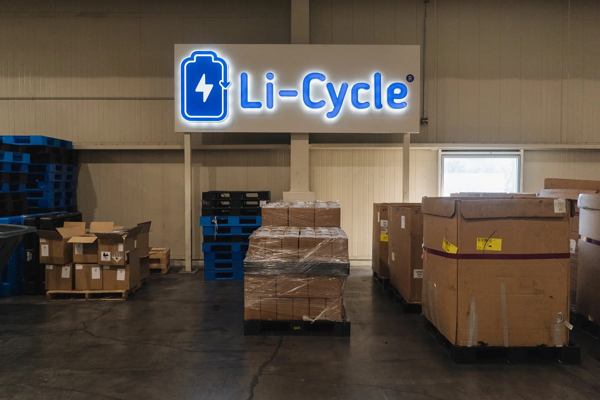 Kho tại nhà máy của Li-Cycle ở Rochester. 