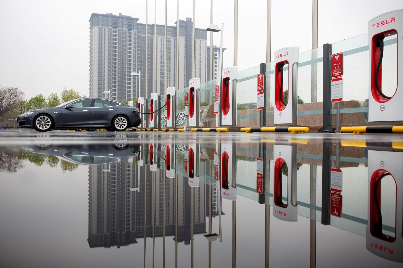 Hệ thống trạm sạc của Tesla. Ảnh: Reurers.