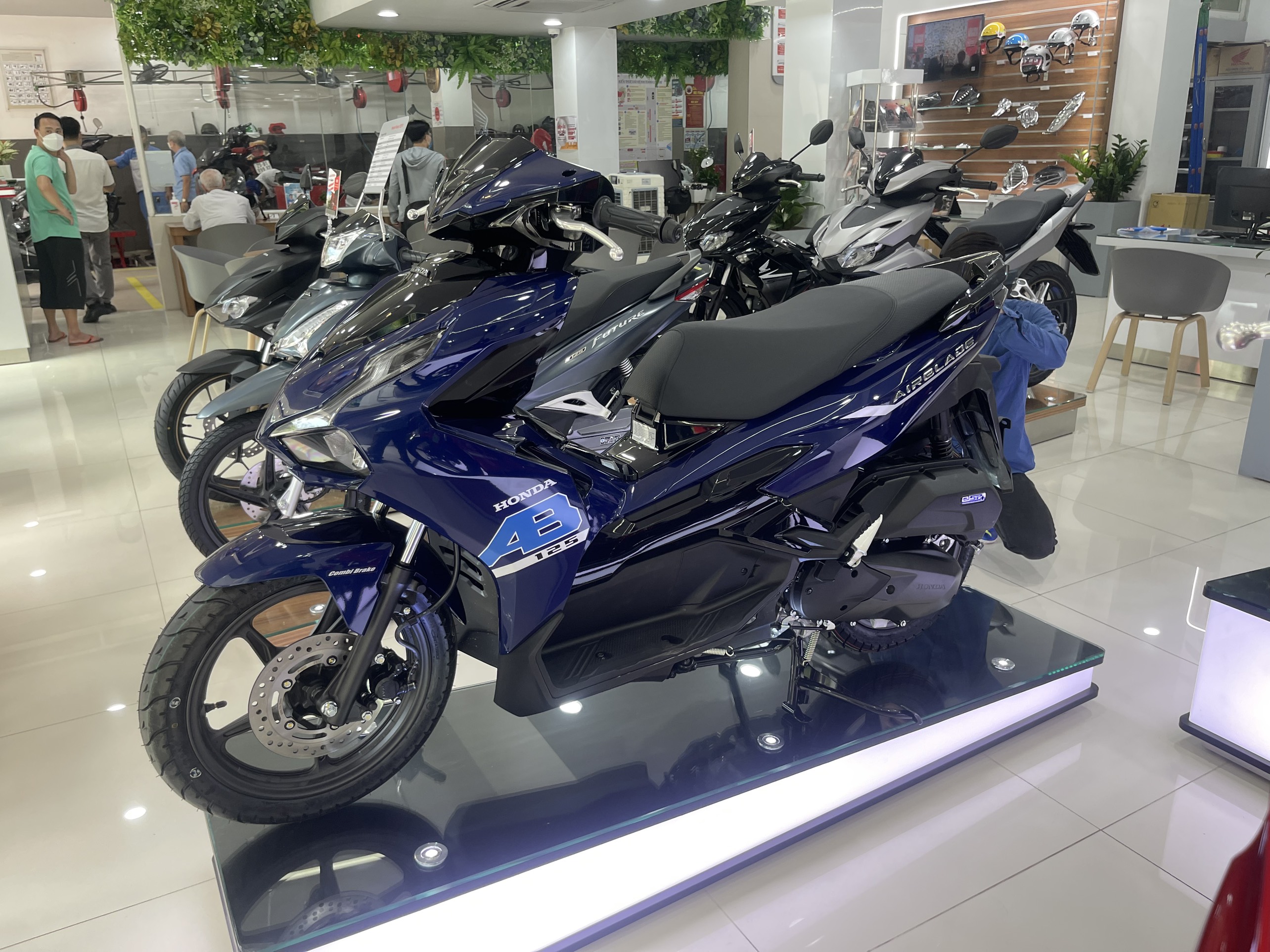 Thị trường xe máy Việt năm 2022 tăng trưởng dương nhưng đang dần bão hoà