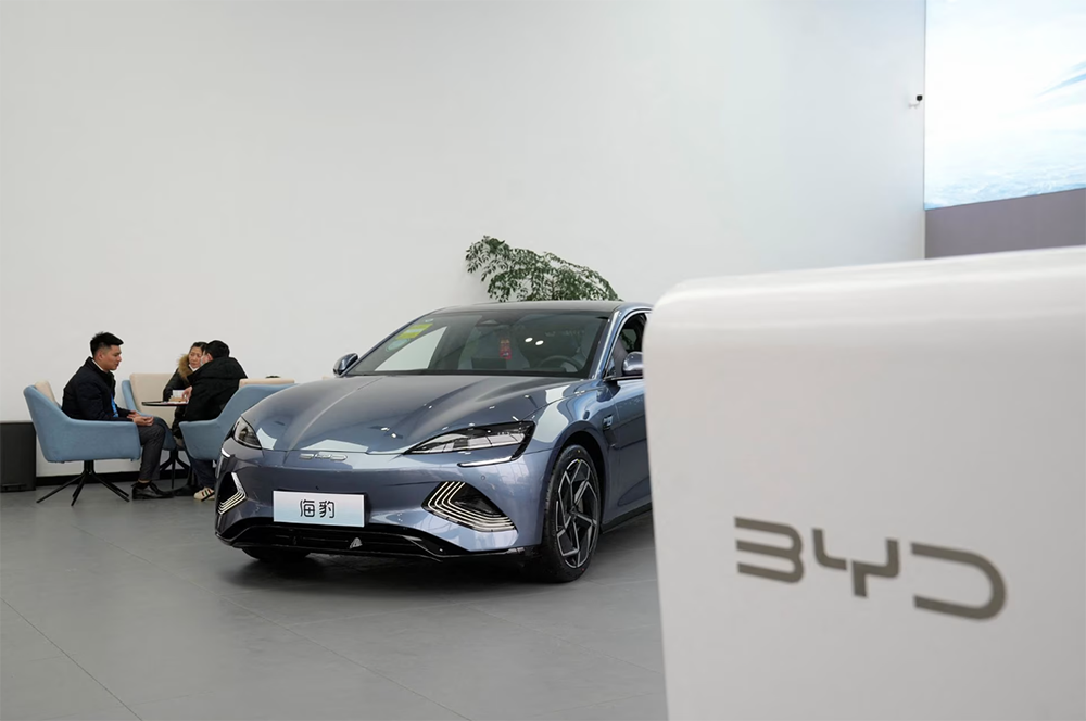 Một chiếc xe điện BYD Seal (EV) được trưng bày tại một đại lý ô tô ở Thượng Hải, Trung Quốc, ngày 3 tháng 2 năm 2023. Ảnh: REUTERS.