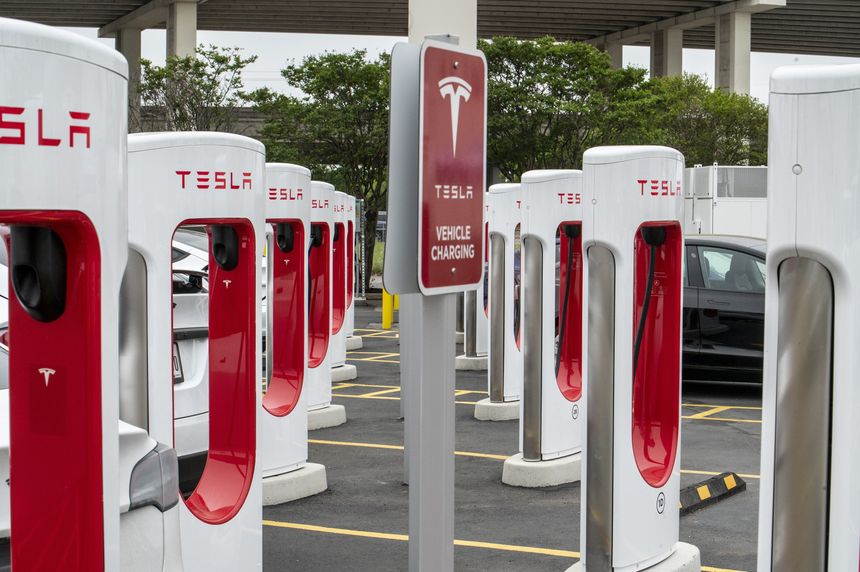 Các nhà phân tích cho rằng số tiền liên bang bị đe dọa có nghĩa là Musk phải hành động theo kế hoạch hoặc mạo hiểm với các công ty tính phí khác, chẳng hạn như EVgo Inc và ChargePoint Holdings Inc, để chiếm lấy thị trường. 