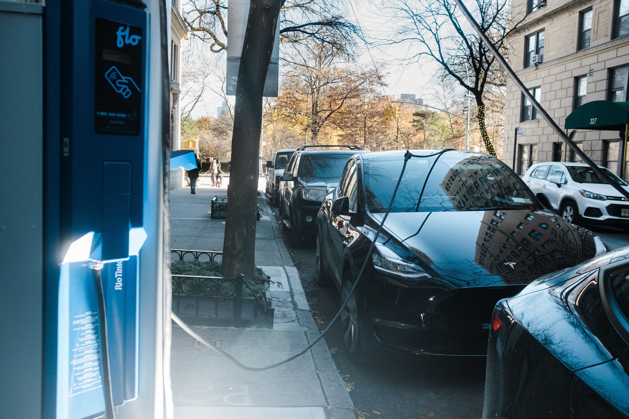 New York đang phải đau đầu tính toán việc xây dựng các trạm sạc xe điện trong thành phố trước xu thế mới.