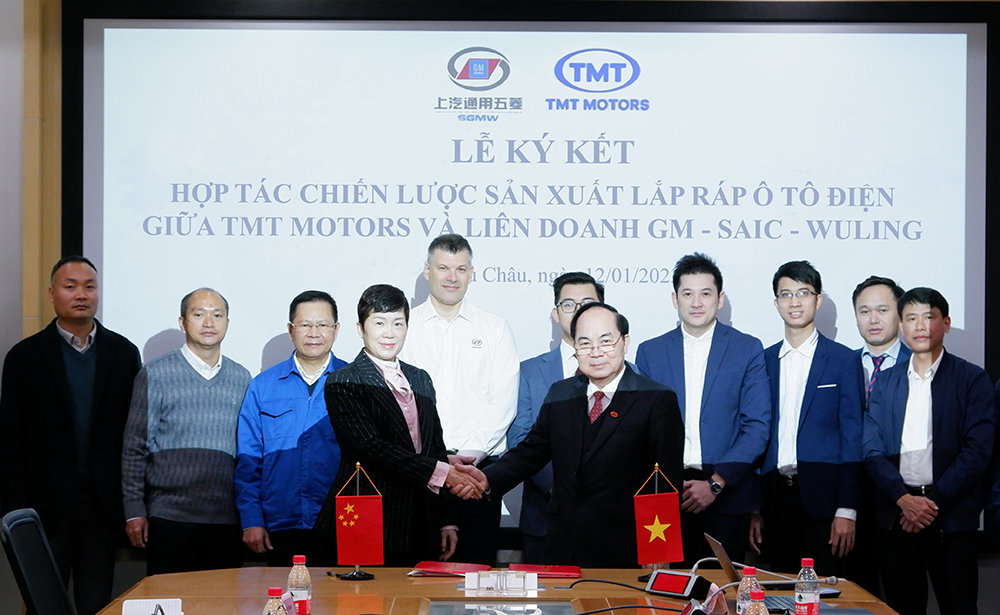 Ông Bùi Văn Hữu (phải) - Chủ tịch HĐQT TMT Motors cùng đại diện của liên doanh GM - (SAIC - WULING) tại buổi lễ ký kết hợp tác mới đây tại Việt Nam.