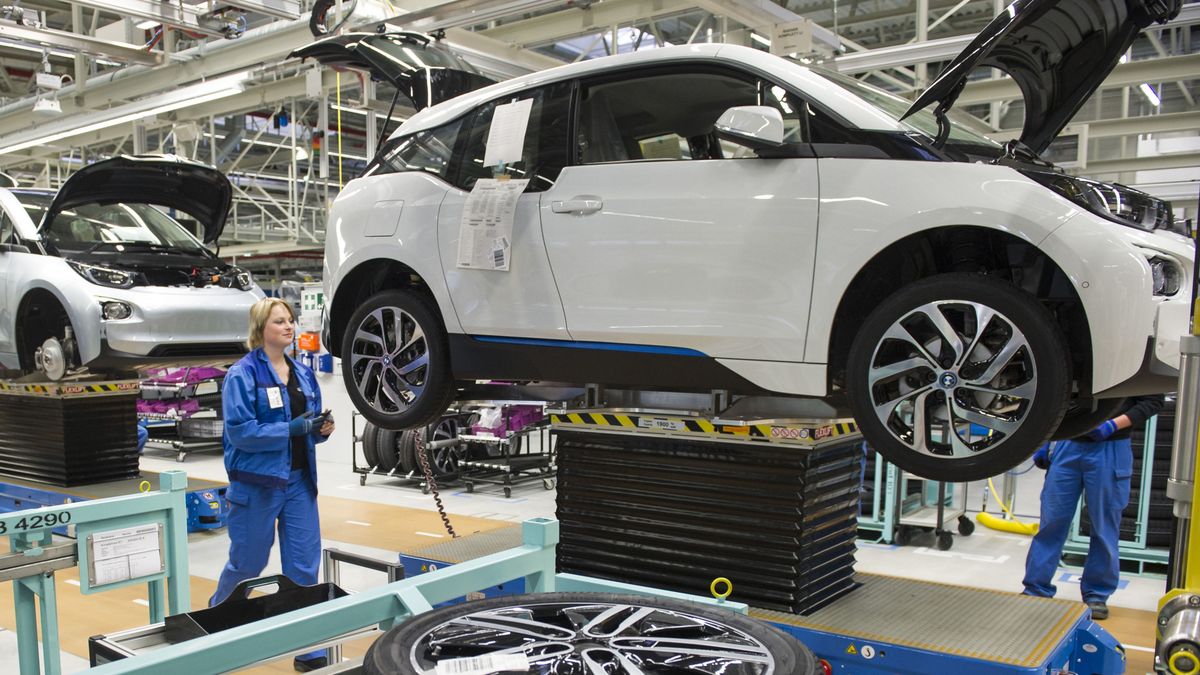 Những lo lắng về việc chuyển đổi sang xe điện đã trở nên rõ ràng vào tháng trước khi Ford cho biết họ sẽ cắt giảm khoảng 3.800 việc làm trên khắp châu Âu, trong đó công nhân ở Đức và Anh sẽ bị ảnh hưởng nặng nề nhất.  