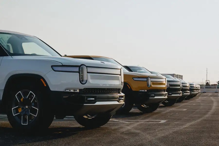 Đánh bại Tesla trên thị trường xe bán tải điện, Rivian thấy mình phải cạnh tranh với đối tác cũ Ford, hãng đã giới thiệu phiên bản điện của loại xe phổ biến nhất ở Mỹ. Mặc dù vẫn chưa bán được xe bán tải Cybertruck như đã hứa, nhưng Tesla đã giảm giá các loại xe hiện có, gây áp lực lên xe bán tải 75.000 USD (61.700 bảng Anh) và SUV 92.000 USD (75.600 bảng Anh) của Rivian.  