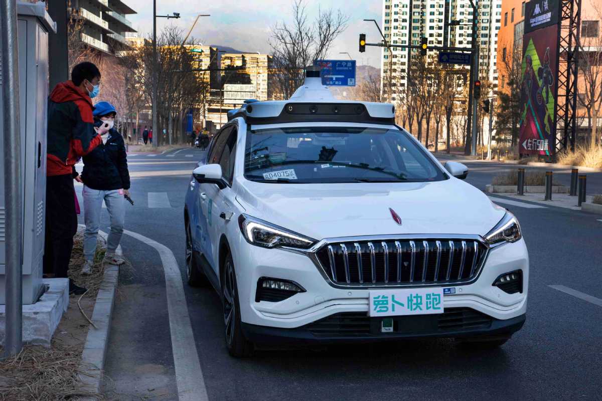 Hành khách trải nghiệm dịch vụ robotaxi Apollo Go của Baidu tại Bắc Kinh.