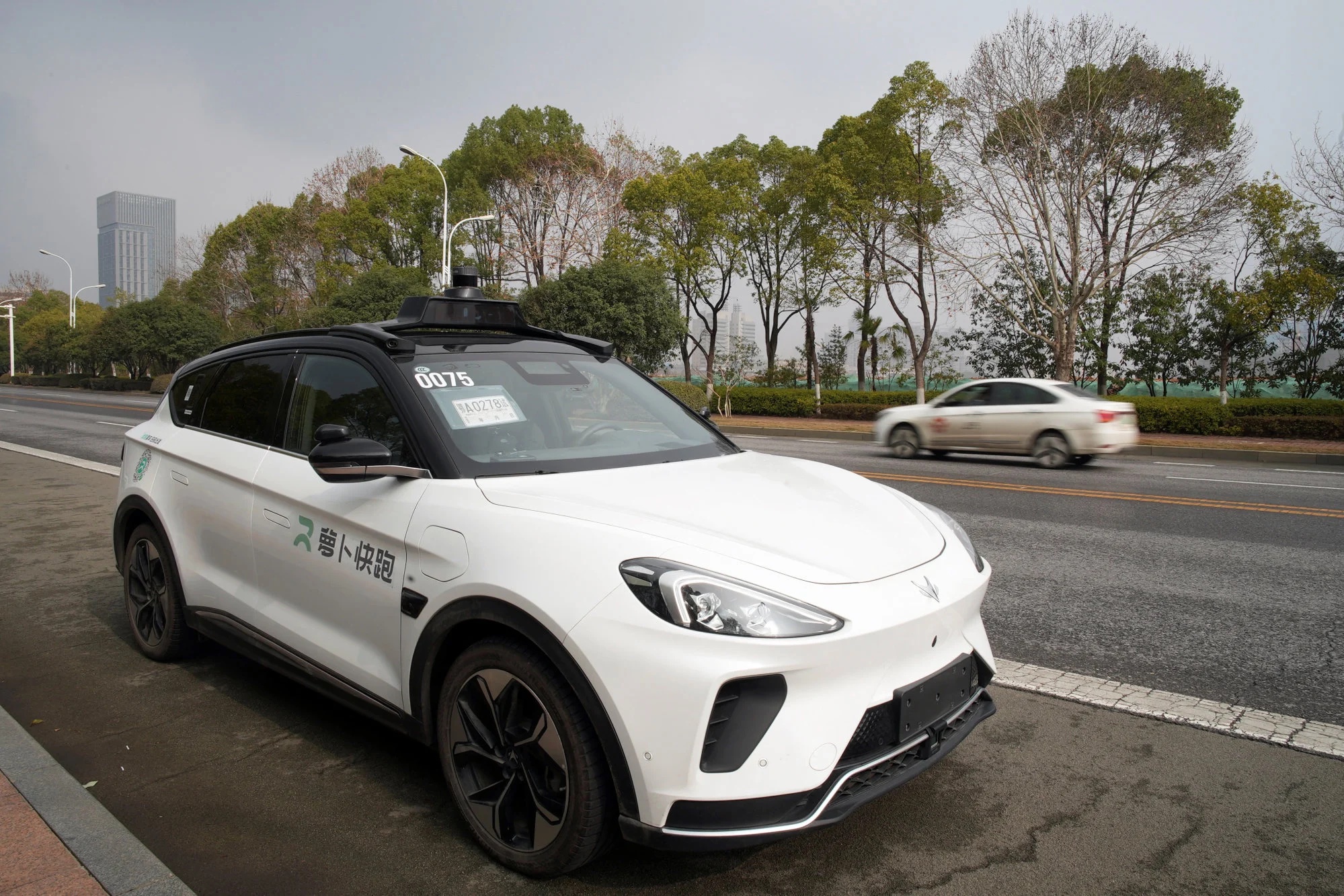 Một chiếc xe của dịch vụ robotaxi không người lái Apollo Go của Baidu được nhìn thấy trên một con đường ở Vũ Hán, tỉnh Hồ Bắc. Ảnh:Reuters.
