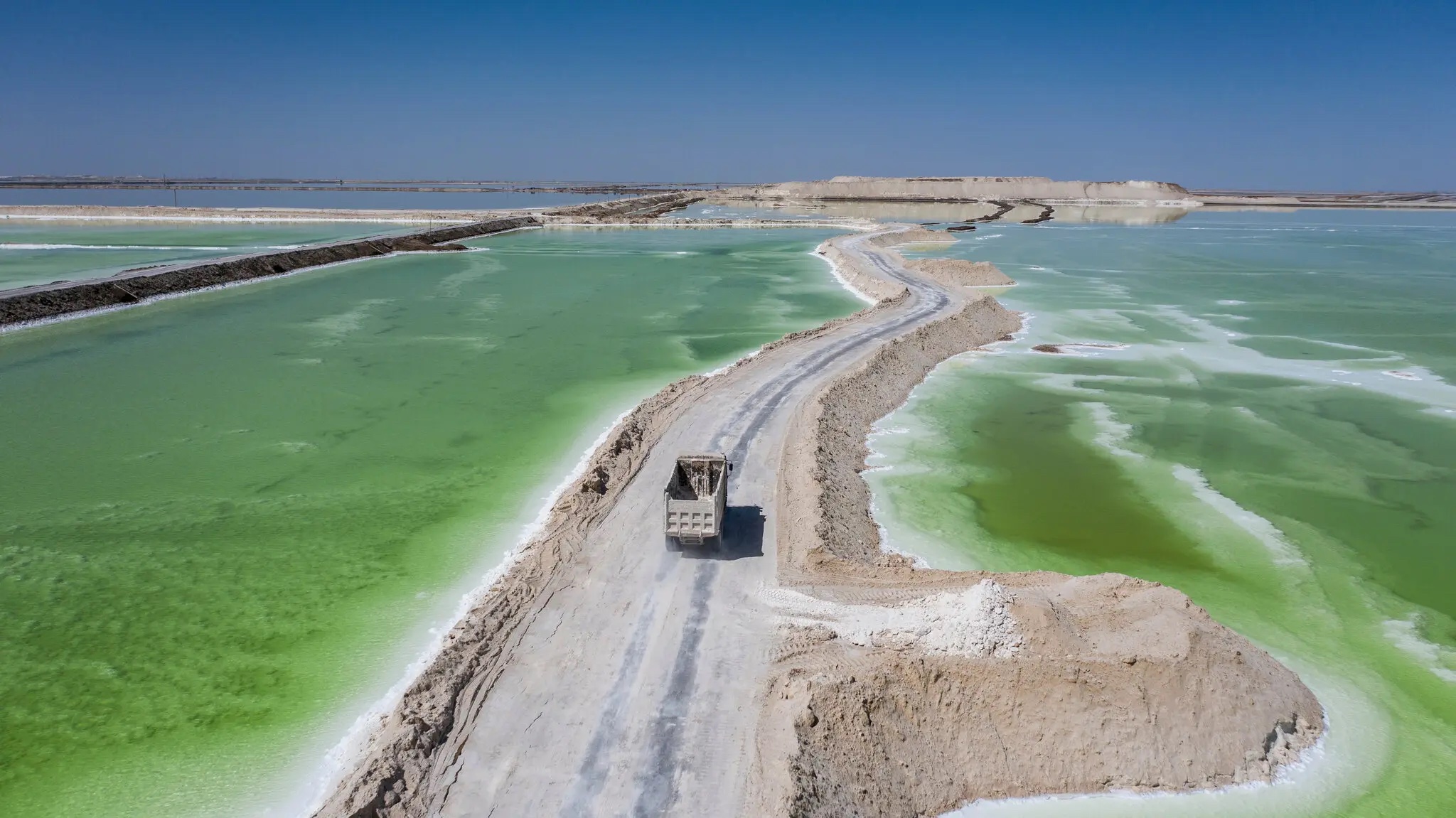 Hồ muối Chaerhan ở phía tây Trung Quốc, một nguồn cung cấp lithium, magiê và kali. Trung Quốc thống trị việc khai thác và xử lý lithium và các kim loại khác cần thiết để sản xuất pin xe điện. Ảnh: NYT.