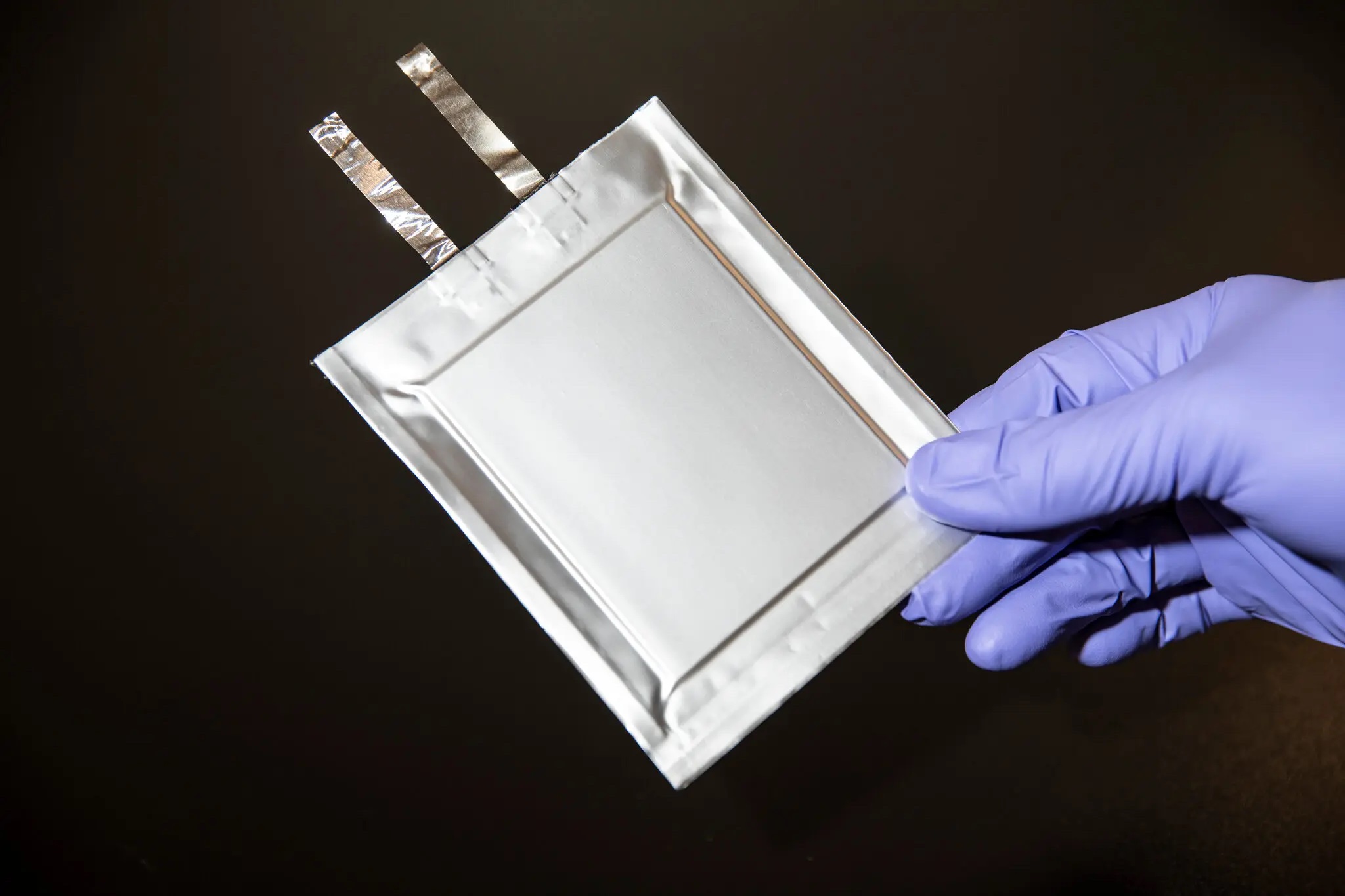 Giá lithium, một trong những thành phần chính trong pin xe điện, đã giảm mạnh kể từ cuối năm ngoái.  Ảnh: NYT.
