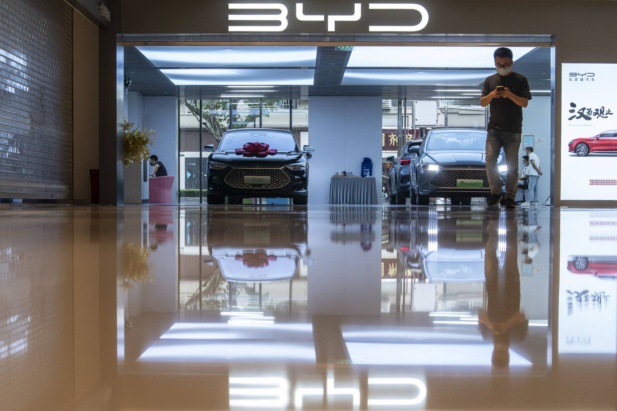 Một phòng trưng bày BYD ở Thượng Hải. Ảnh: Bloomberg.