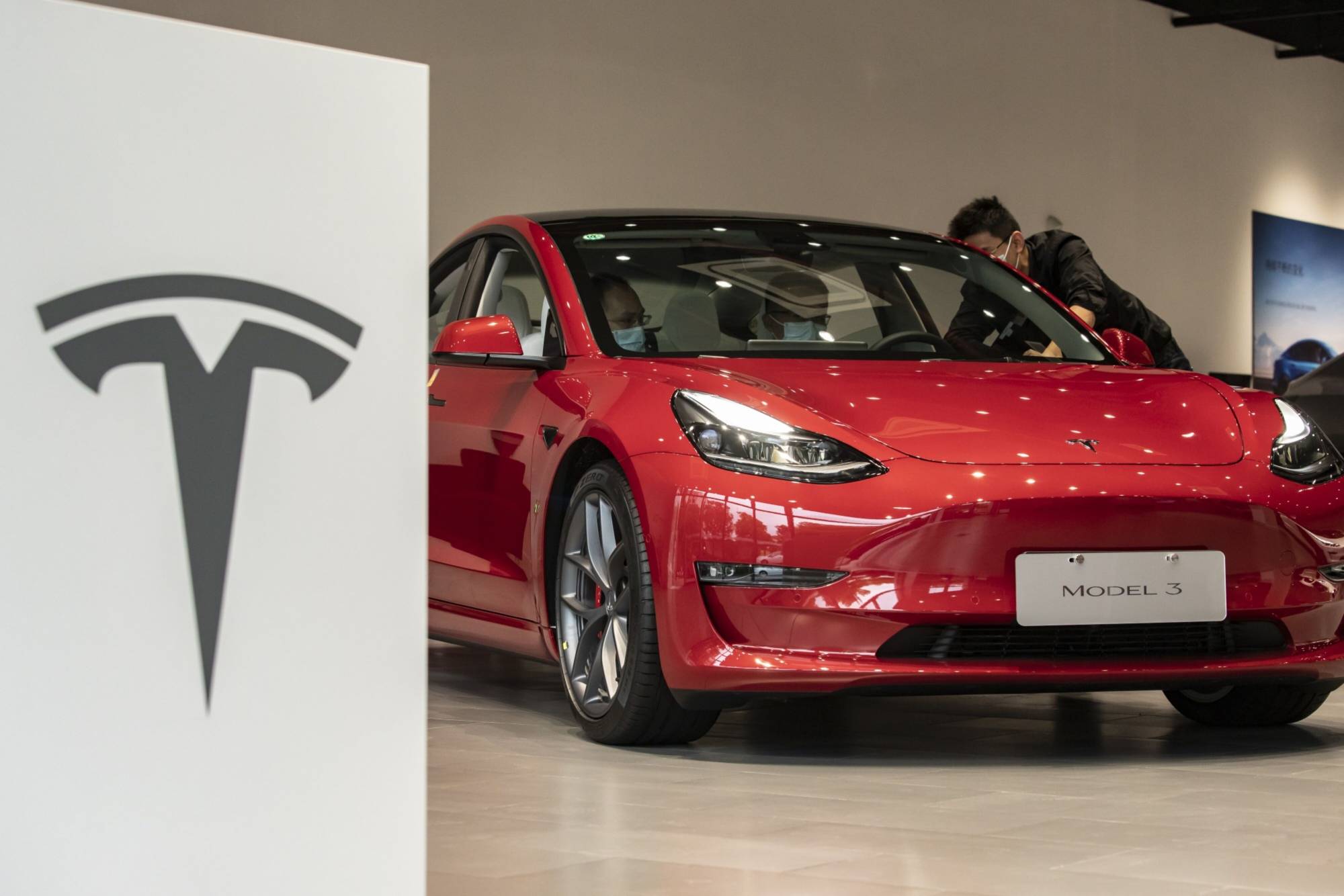 Khách hàng tại một phòng trưng bày Tesla ở Thượng Hải năm 2022. Ảnh: Bloomberg.