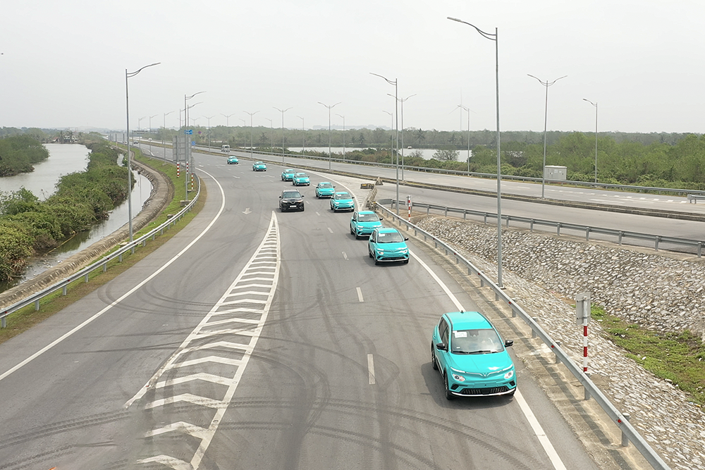 Dàn taxi xanh của VinFast. 