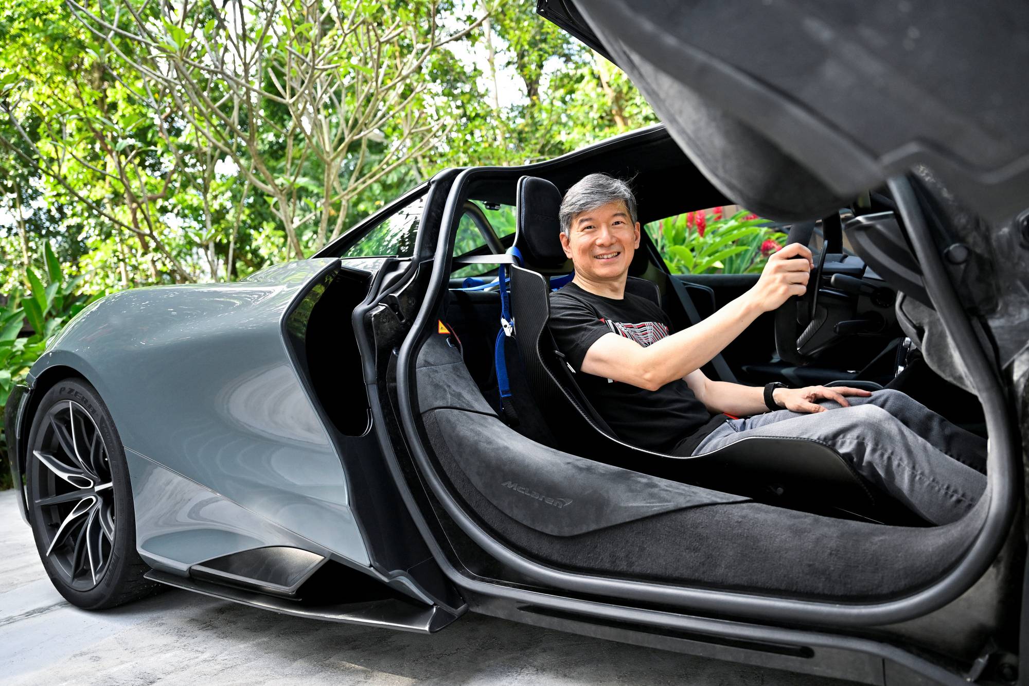 Eu Gene Goh, một kỹ sư thiết kế chip và chiếc McLaren 765LT của mình ở Singapore.