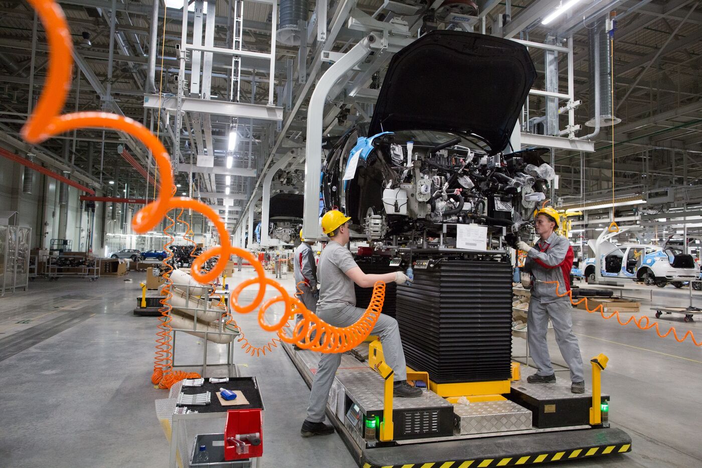 Công nhân lắp các khối động cơ vào chiếc crossover SUV Haval F7 bên trong nhà máy ô tô Haval do Great Wall Motor Co. vận hành ở Nga. Ảnh: Bloomberg.
