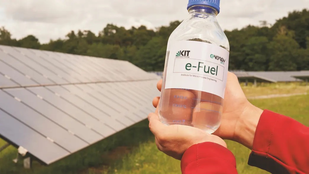 Mặc dù lượng khí thải CO2 ròng có thể bằng 0, nhưng quá trình đốt cháy nhiên liệu điện tử tạo ra các khí thải độc hại khác (ví dụ như các hạt) cần được xử lý. Điều này thêm chi phí và phức tạp.  
