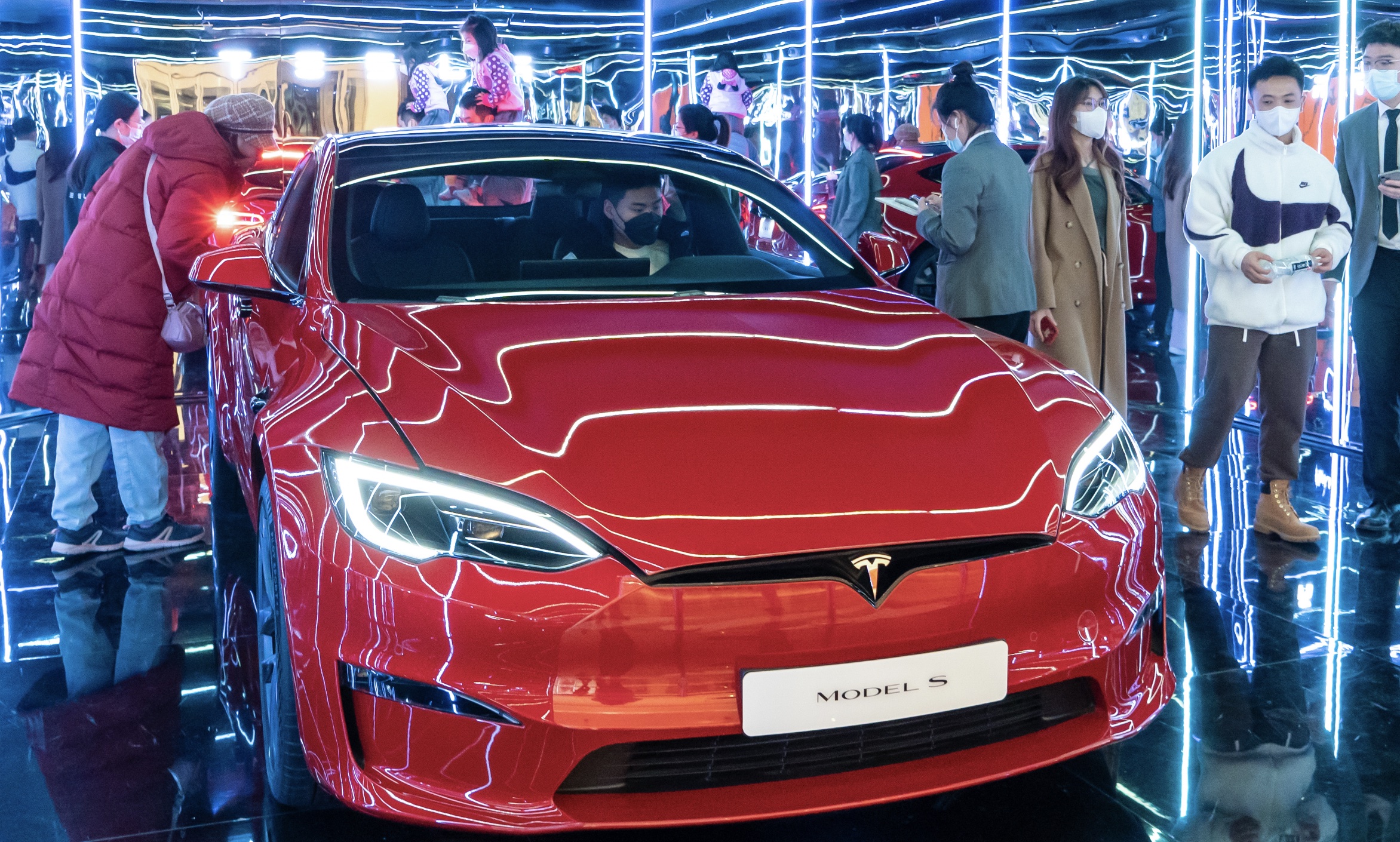 Tesla cũng bán những chiếc xe hạng sang Model S và Model X do Mỹ sản xuất tại Trung Quốc, nhưng chúng chỉ chiếm một phần rất nhỏ trong tổng doanh số bán hàng tại quốc gia này.  