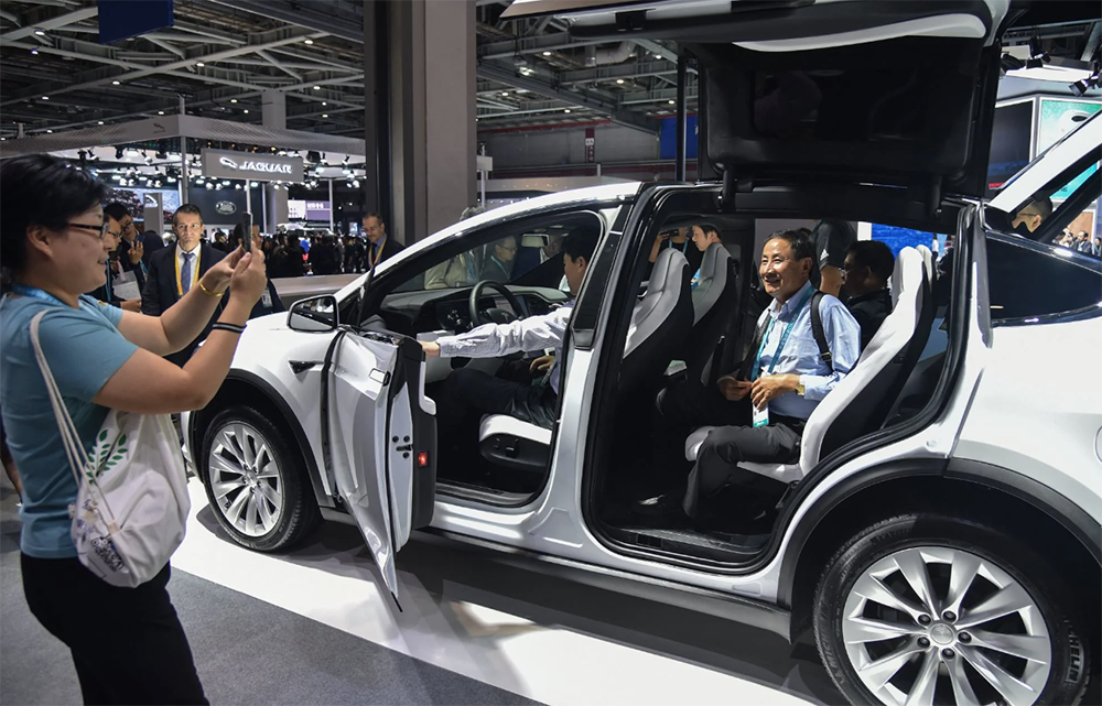 Người dân Trung Quốc xem một chiếc xe Tesla tại Thượng Hải vào tháng 11 năm 2019. Ảnh: AFP.