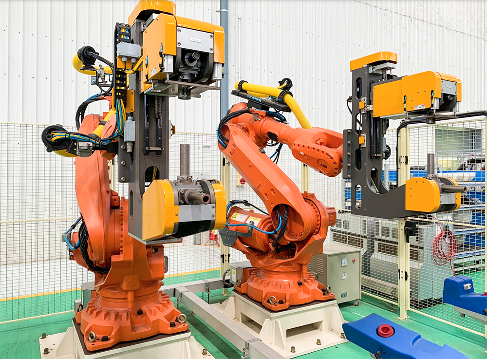 Robot đục lỗ cảm biến cản xe. Ảnh: THACO.
