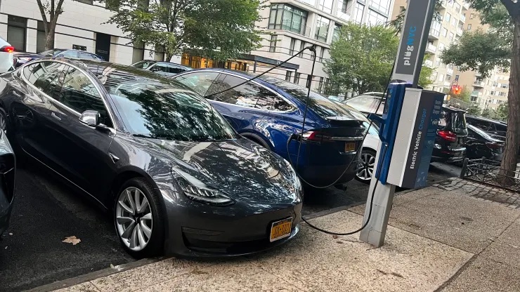 Một trạm sạc trong khu phố Yorkville của thành phố New York.  