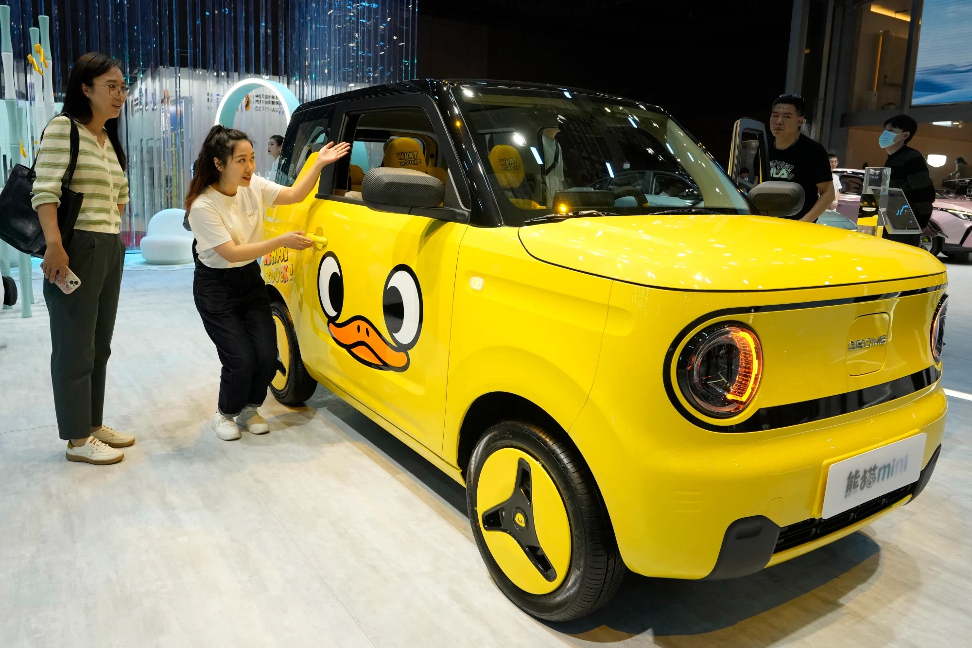 Biến thể màu vàng của mẫu xe Panda mini chạy điện từ nhà sản xuất ô tô Trung Quốc Geely được trưng bày tại Triển lãm ô tô Thượng Hải. Ảnh: Ảnh AP.