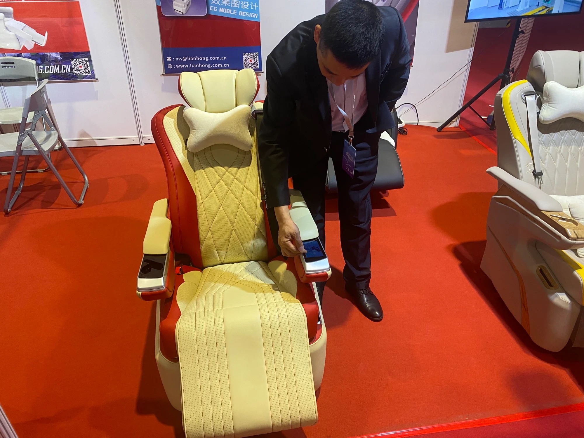 Tại Triển lãm ô tô Thượng Hải, giám đốc bán hàng của Fuzhou Lianhong Motor Parts, Chen Zhiqiang, thực hiện các bài kiểm tra cuối cùng về chuyển động tám hướng của chiếc ghế ô tô hàng đầu của công ty ông trước khi đưa nó ra trưng bày.  