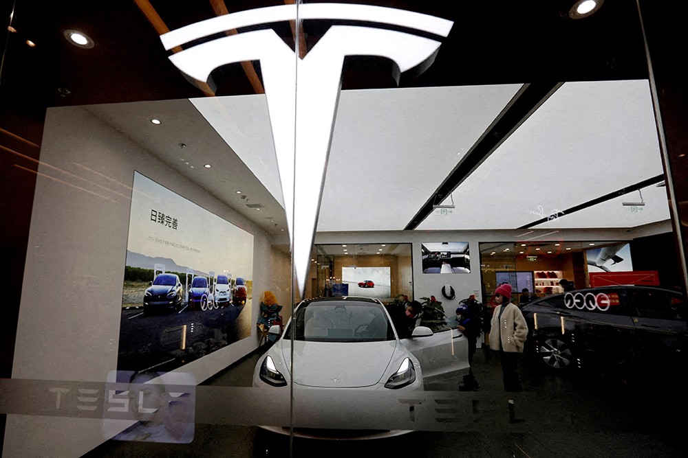 Một phòng trưng bày Tesla ở Bắc Kinh, Trung Quốc. Ảnh: Reuters.