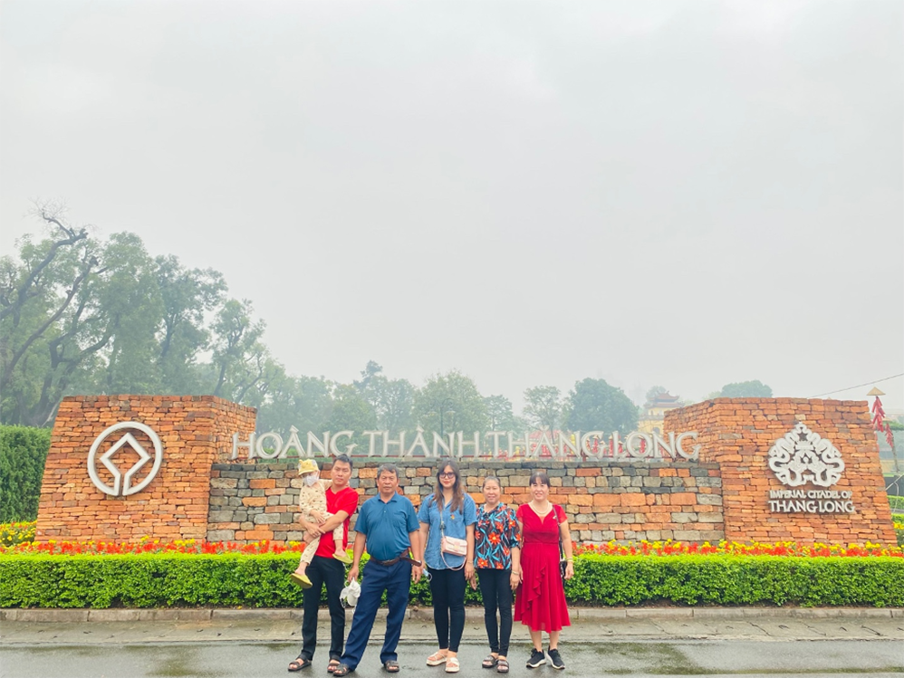 Gia đình anh Hoàng ghé thăm Thủ đô Hà Nội.
