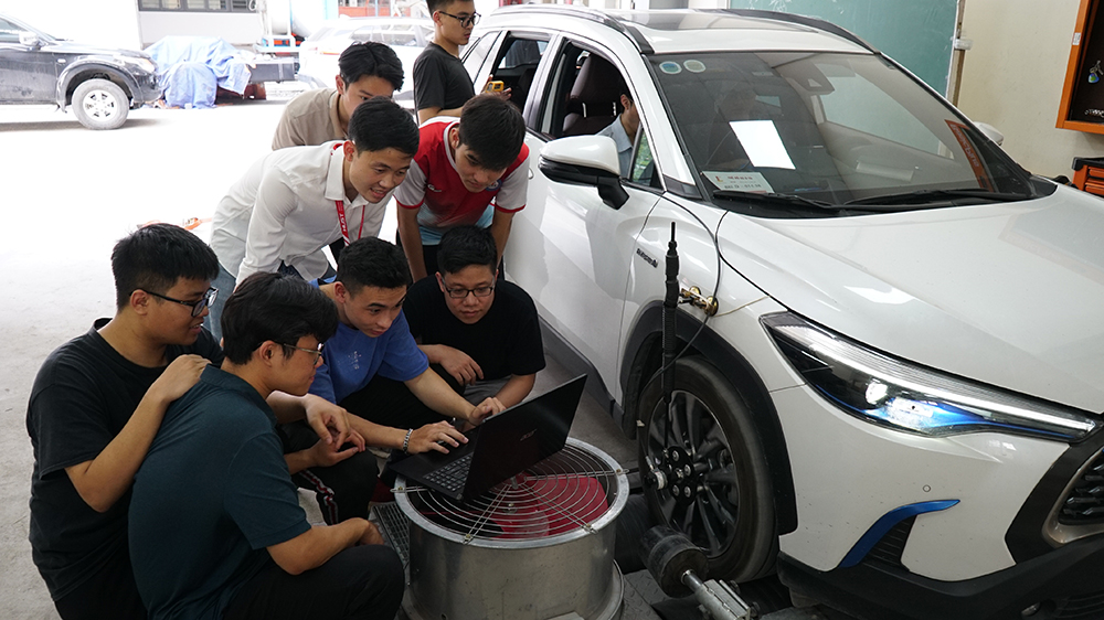 Một buổi học thực hành trên xe hybrid tại Trường Cơ khí, Đại học Bách khoa Hà Nội. Ảnh: Lê Vũ.