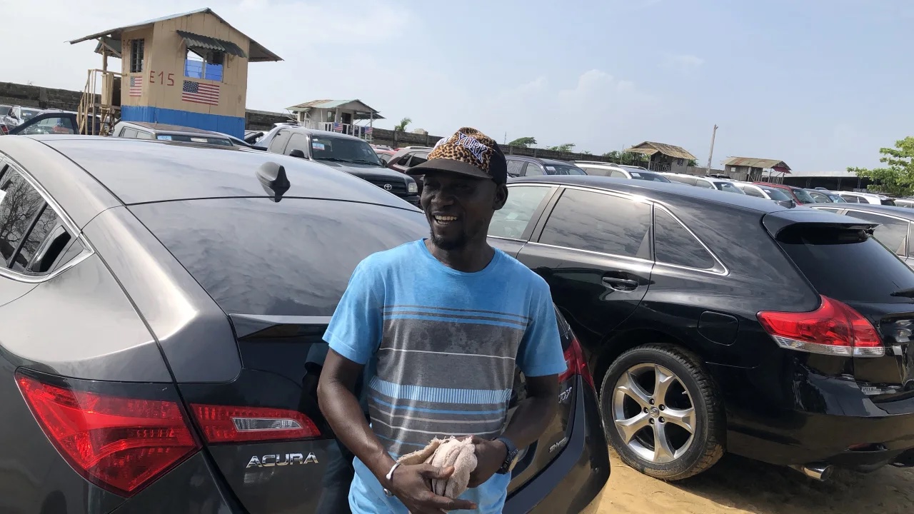 Abdul Koura là một đại lý xe hơi tại bãi xe Fifa Park.