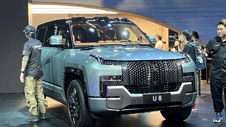 Thương hiệu xa xỉ mới của BYD, Yangwang, đang bán mẫu xe đầu tiên của mình, U8, với giá hơn 1 triệu nhân dân tệ (160.000 USD). Ảnh: CNBC.