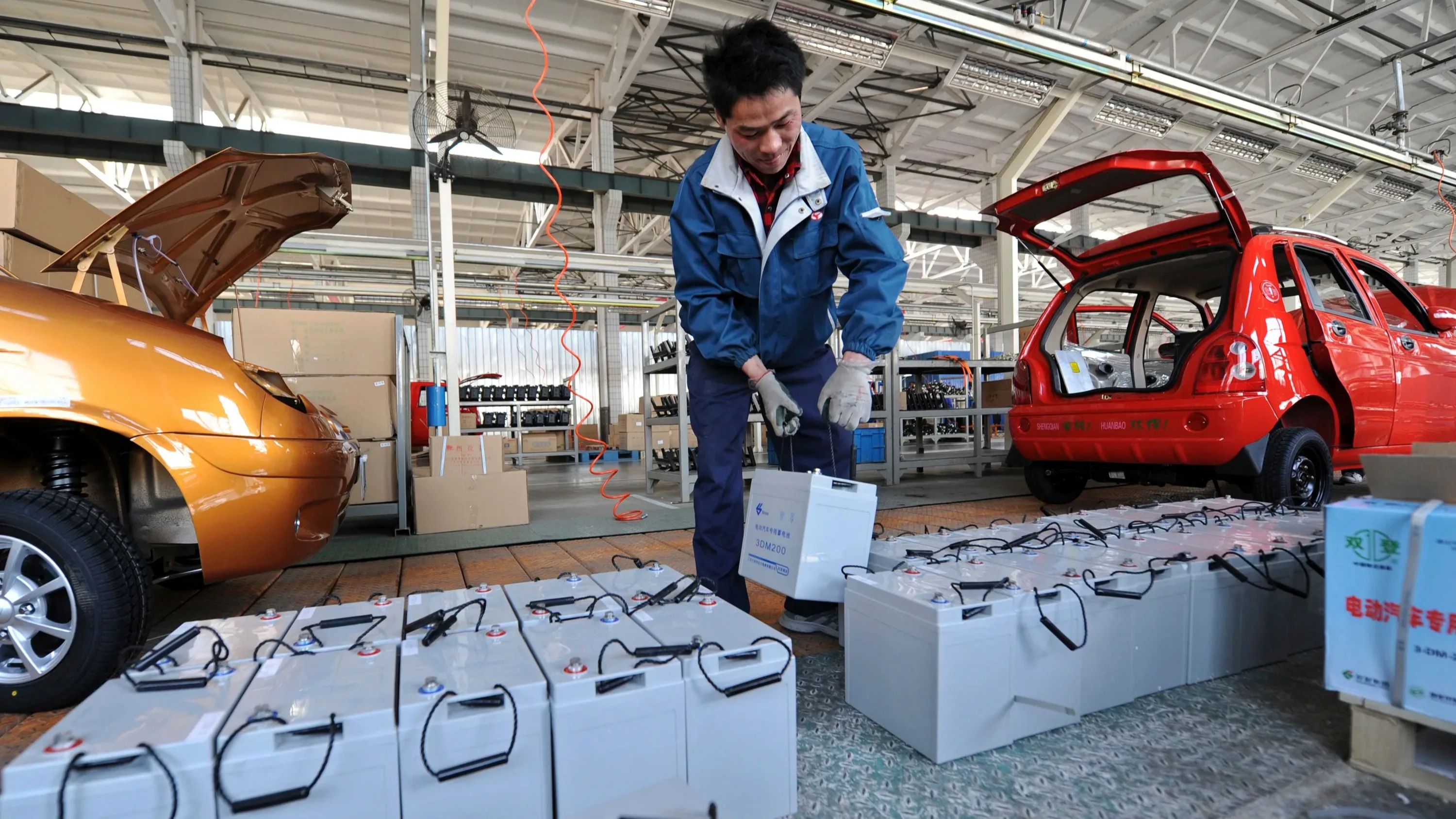 Thế giới có thể sản xuất pin ô tô điện nếu không có Trung Quốc?