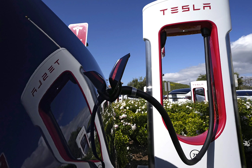 Tesla chuẩn bị chia sẻ trạm sạc Supercharger với Ford, GM. Ảnh: AP.