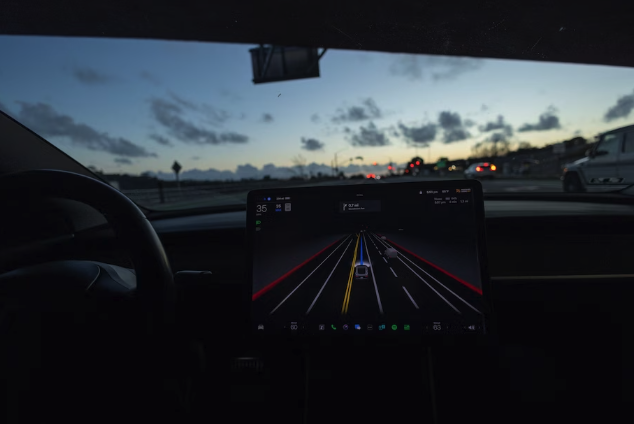 Một chiếc Tesla Model 3 sử dụng phần mềm lái tự động lái trên đường thành phố ở California. Ảnh: Reuters.  