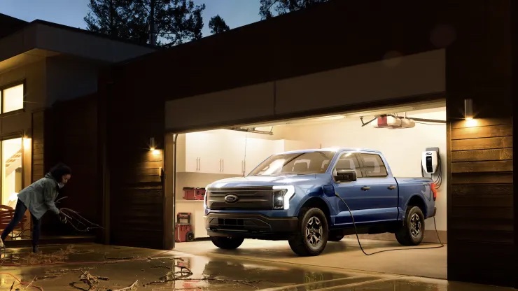 F-150 Lightning chạy hoàn toàn bằng điện của Ford cung cấp khả năng sạc hai chiều, cho phép khách hàng sử dụng pin EV của xe tải để cung cấp năng lượng cho ngôi nhà của họ.