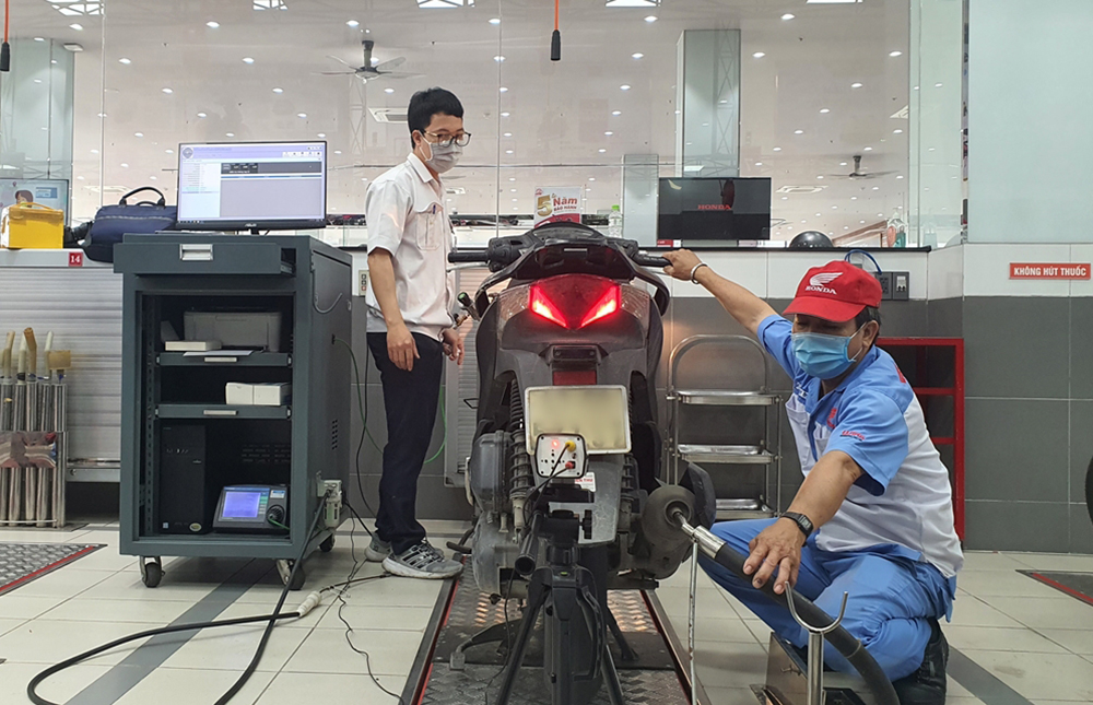 Việc đo kiểm khí thải xe máy có thể thực hiện tại các xưởng sửa chữa xe máy chính hãng. Nguồn: Internet.