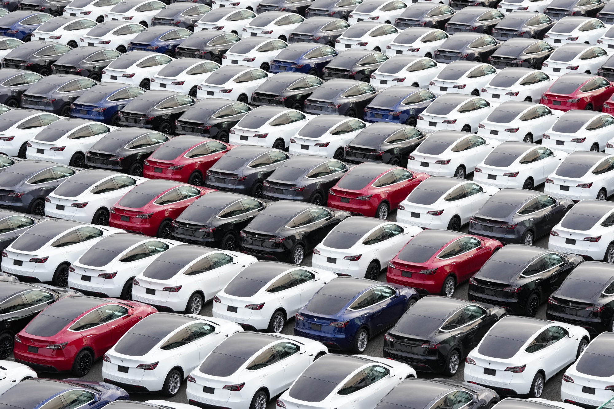Con đường "kì lạ" của Tesla để lên ngôi thống trị xe điện toàn cầu