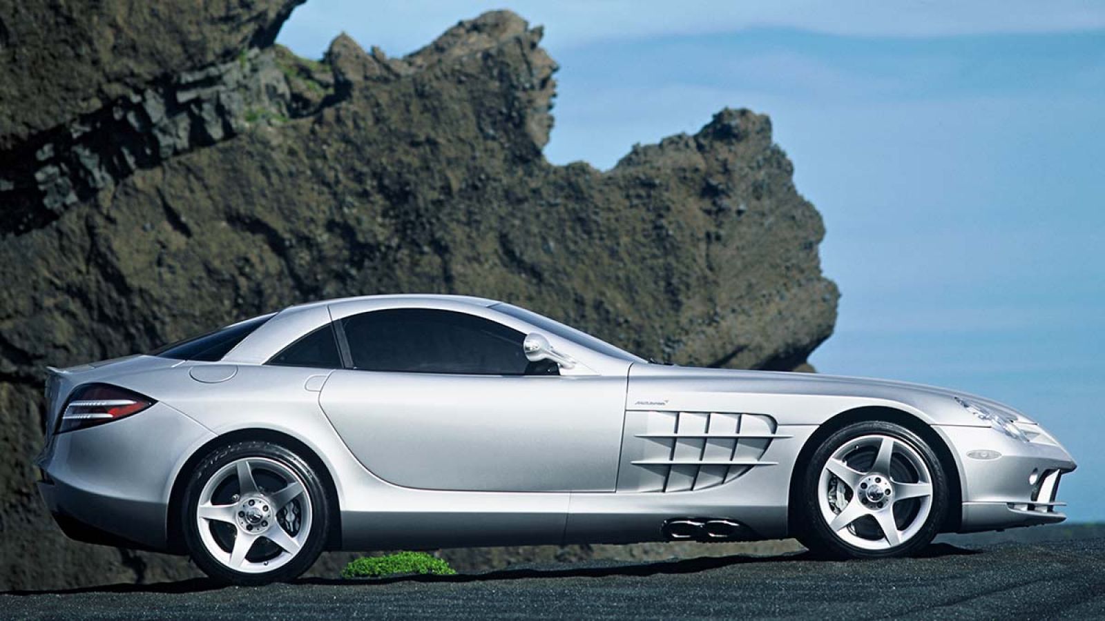 Mercedes-Benz SLR McLaren là một trong những chiếc xe đường trường đầu tiên có khung gầm bằng sợi carbon.