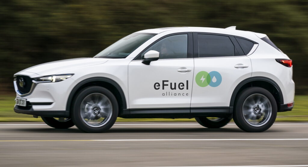 Các nhà sản xuất ô tô châu Âu đặt cược tương lai với nhiên liệu điện tử