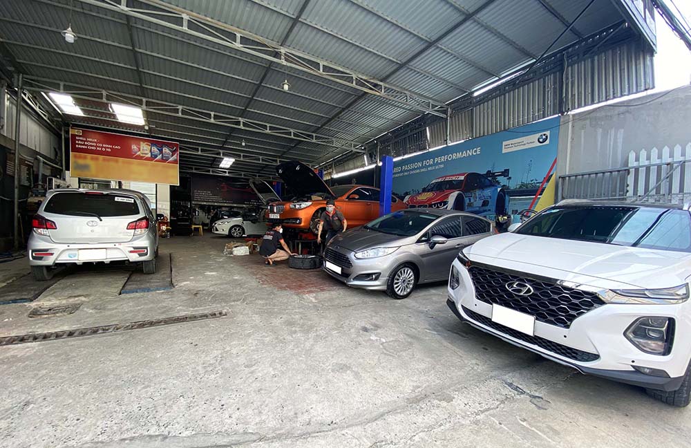 Chủ showroom ô tô cũ 
