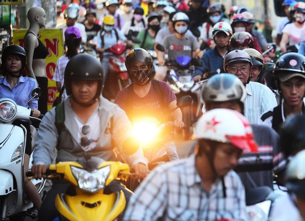 Bật đèn pha giữa ban ngày bị coi là hành vi thiếu văn hóa, khiến nhiều người khó chịu. Ảnh minh họa: Internet.