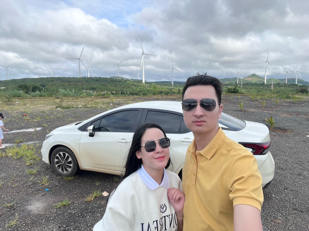 Chị Trịnh Thị Hồng Thương (34 tuổi) cùng chồng bên chiếc Nissan Almera.