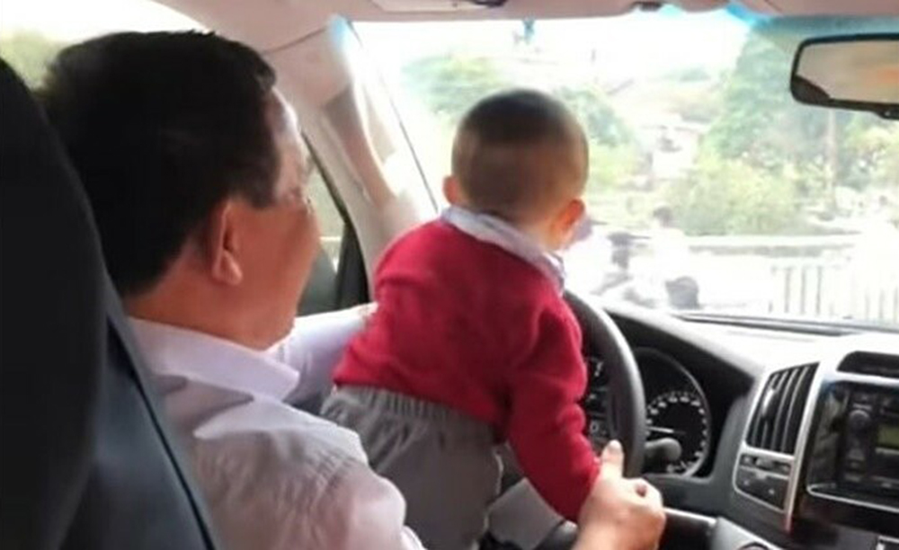 Tranh luận về đề xuất trẻ em không được ngồi trên ghế trước ô tô