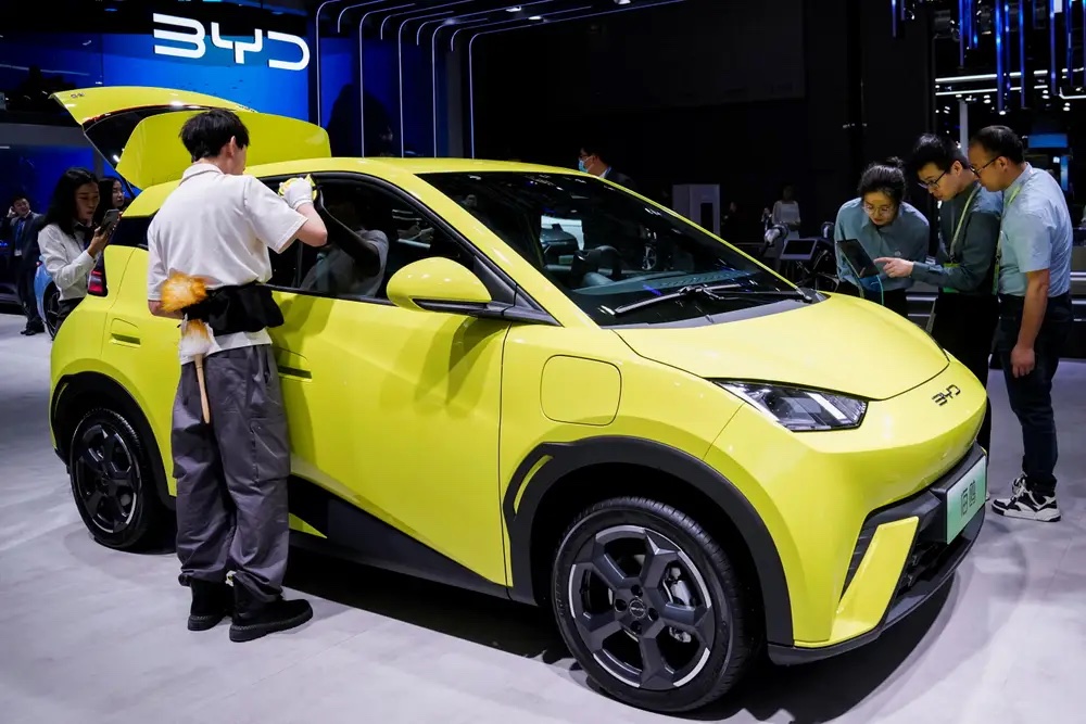 Vì sao hãng sản xuất ô tô điện Trung Quốc BYD sắp giành “vương miện” của Tesla?