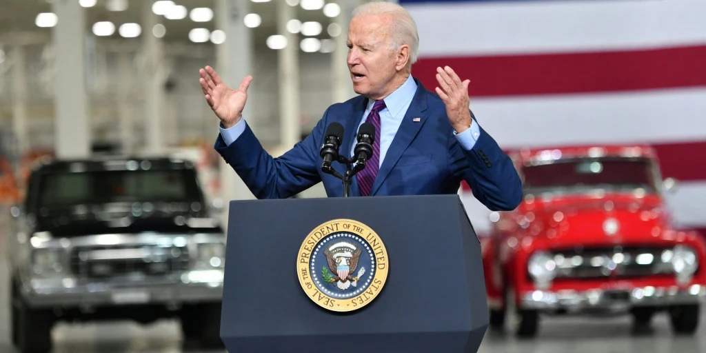 Tổng thống Mỹ Biden cần một “điểm mốc vàng” với bài toán trợ cấp xe điện