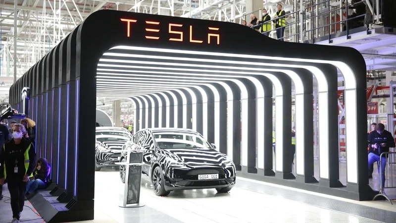 Thách thức của “người khổng lồ” EV Tesla năm 2024
