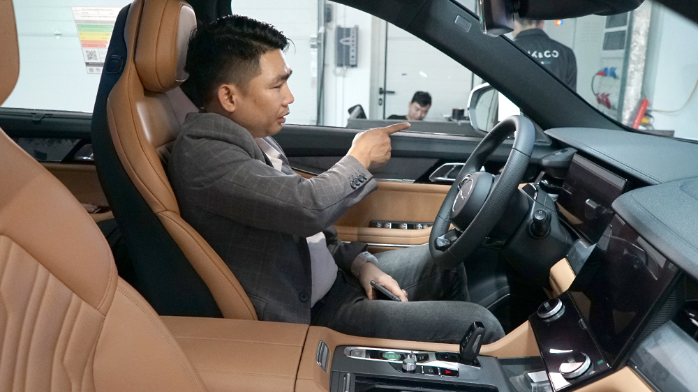 Anh Hoàng Văn Thái (Hà Nội) trải nghiệm bên trong Lynk & Co 09, mẫu SUV cao cấp nhất của hãng xe đến từ Trung Quốc. Ảnh: Lê Vũ.