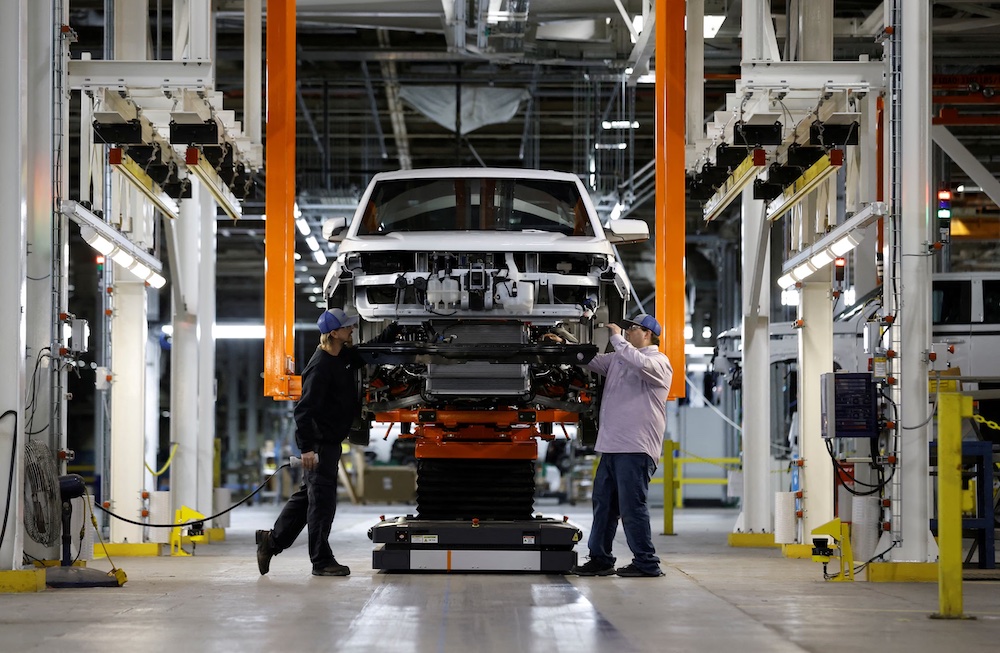 Các nhà sản xuất ô tô Detroit “vung tiền” mua lại cổ phiếu của chính mình