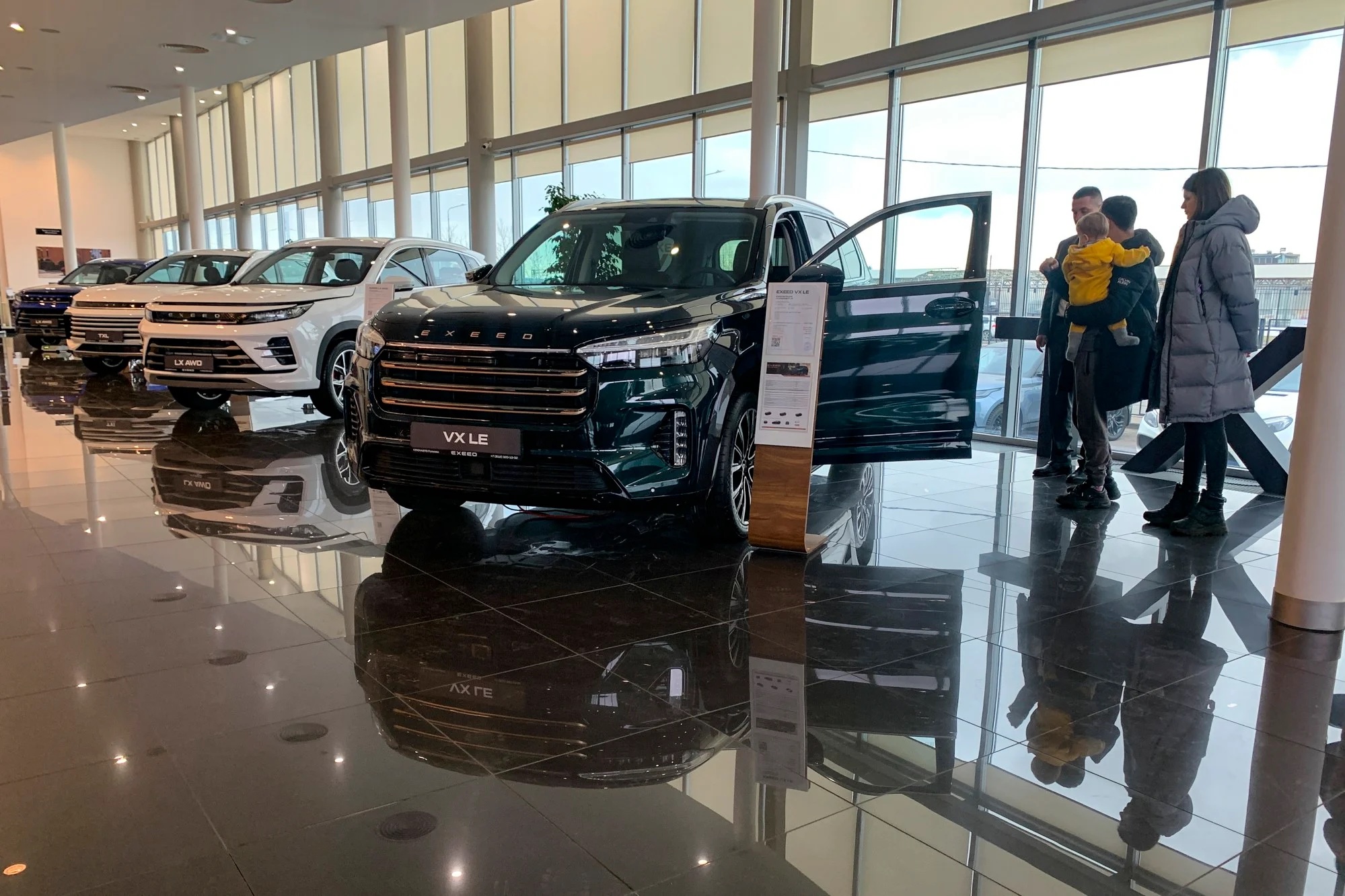 Người dân xem xe tại một showroom ô tô ở St. Petersburg, Nga, ngày 9/3/2024. Ảnh: AP.