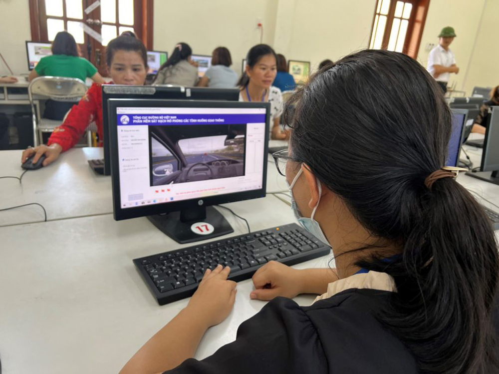 Học viên được học lý thuyết trực tuyến. Ảnh minh họa.